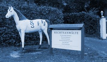 Erkennungszeichen unserer Kanzlei in Warendorf - Pferd mit Paragraphenzeichen in der Warendorfer Str. 150